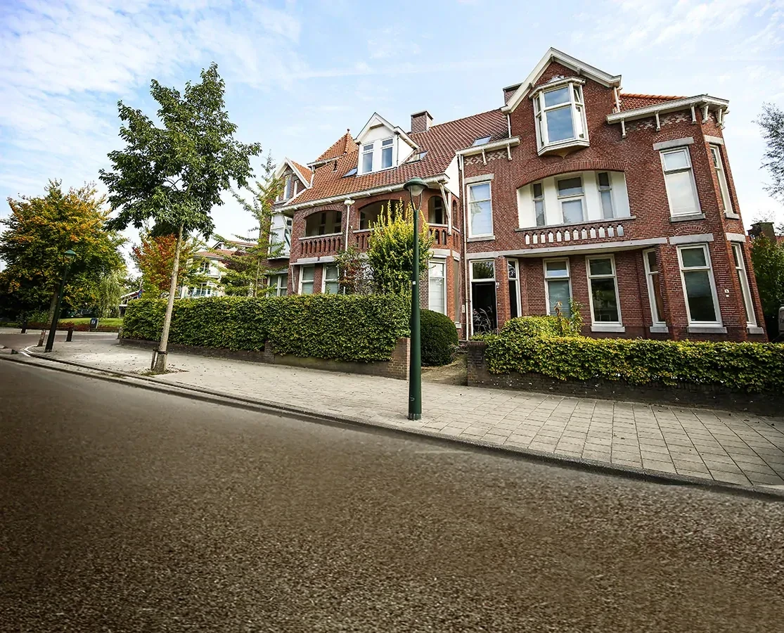 Vooraanzicht van de SGGZ Connection afkickkliniek in Eindhoven, genomen van de straat.