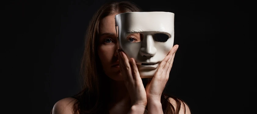 Een vrouw met een masker, symbool voor de verborgen kanten van verslaving.