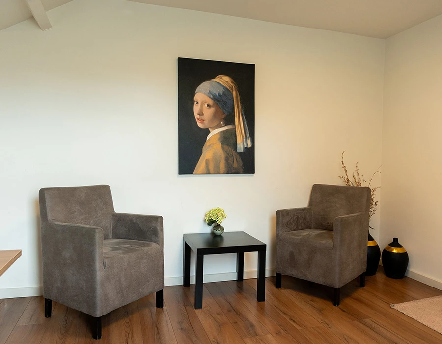 Therapieruimte in afkickkliniek Meerlo met rustige inrichting en comfortabele stoelen.