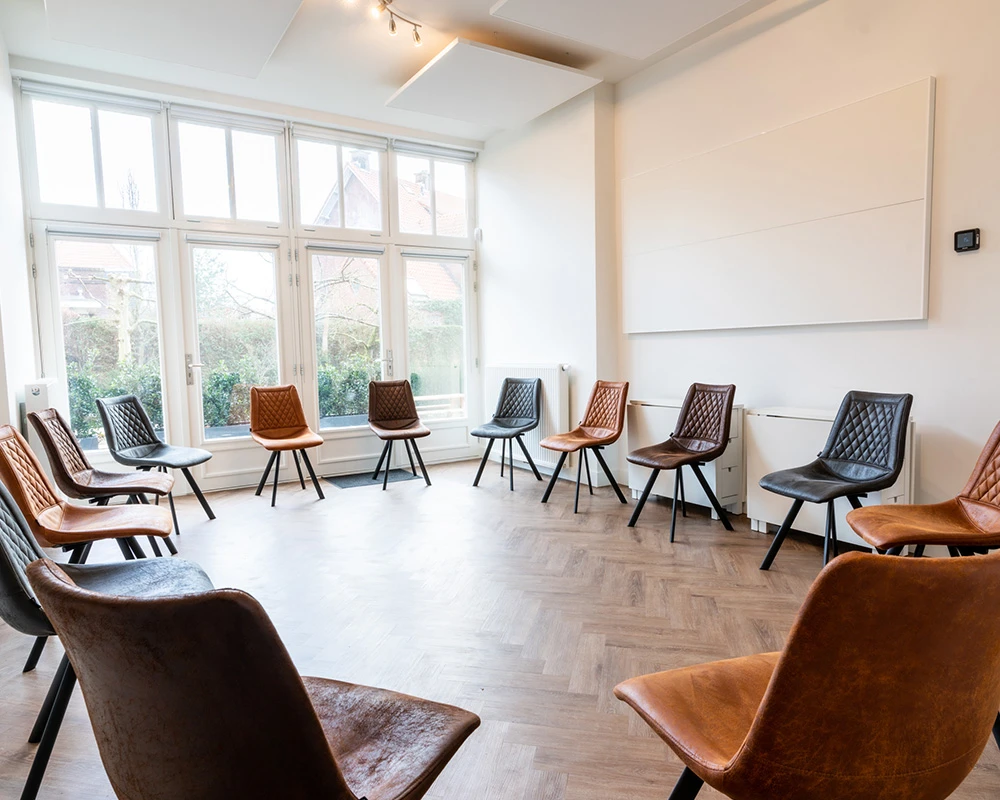 Afkickkliniek Eindhoven hoofdkantoor, groepsruimte voor therapie sessies.