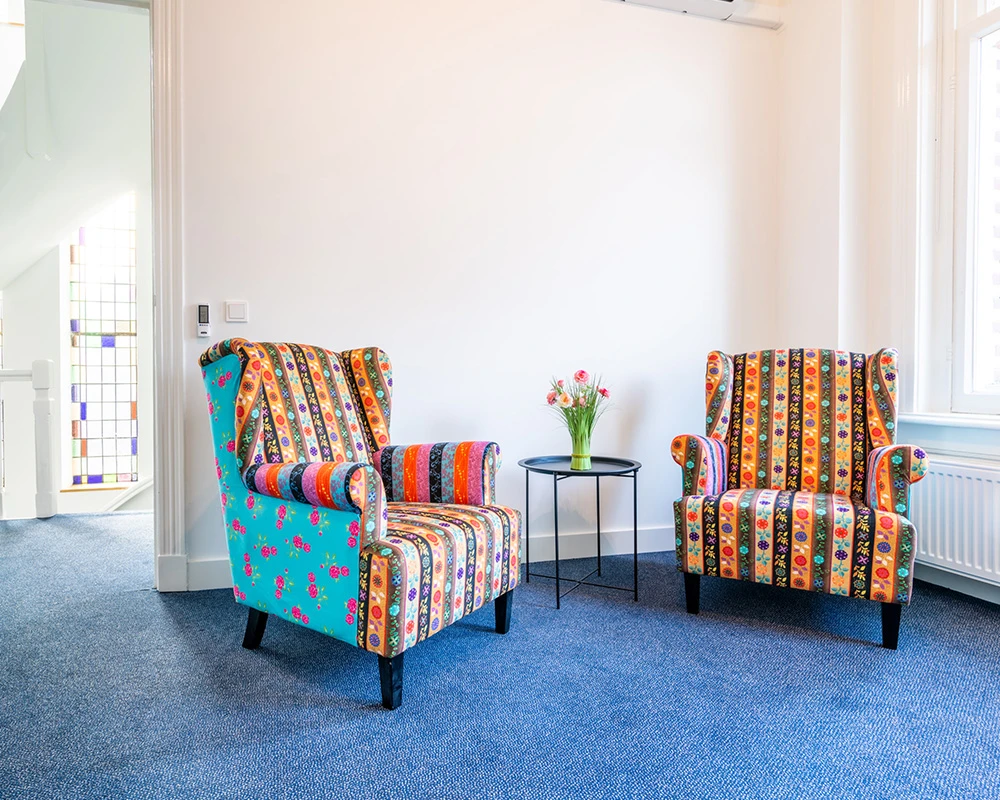 Afkickkliniek Eindhoven dagbehandeling met kleurrijke stoelen.