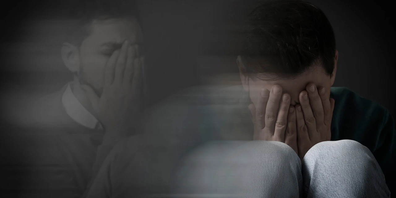 Persoon met handen voor gezicht verbeeldt schizofrenie en mentale verwarring.