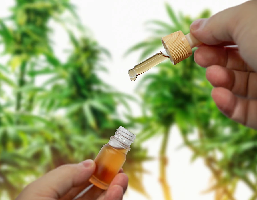 HHC-olie wordt met een pipet in een flesje gedruppeld.