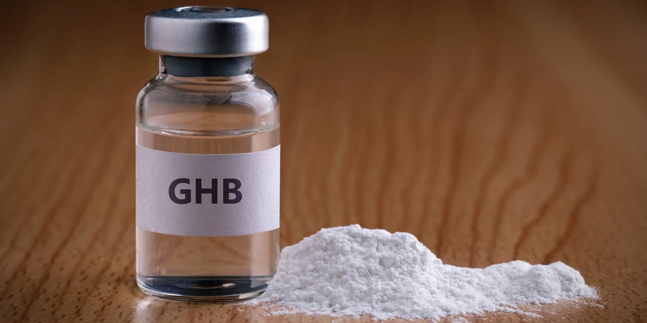 Flesje met GHB naast wit poeder op tafel symbool voor stoppen met GHB.