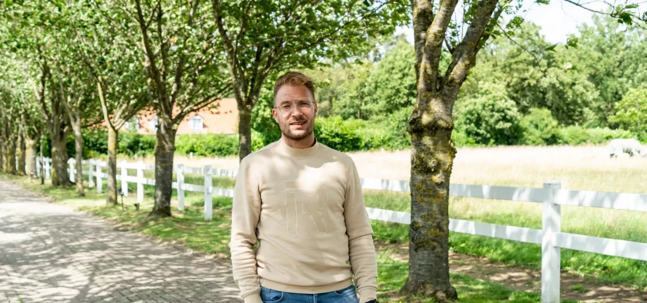 herstelverhaal-rob Rob vertelt zijn herstelverhaal op de oprijlaan van de afkickkliniek van Connection SGGZ in Meerlo.