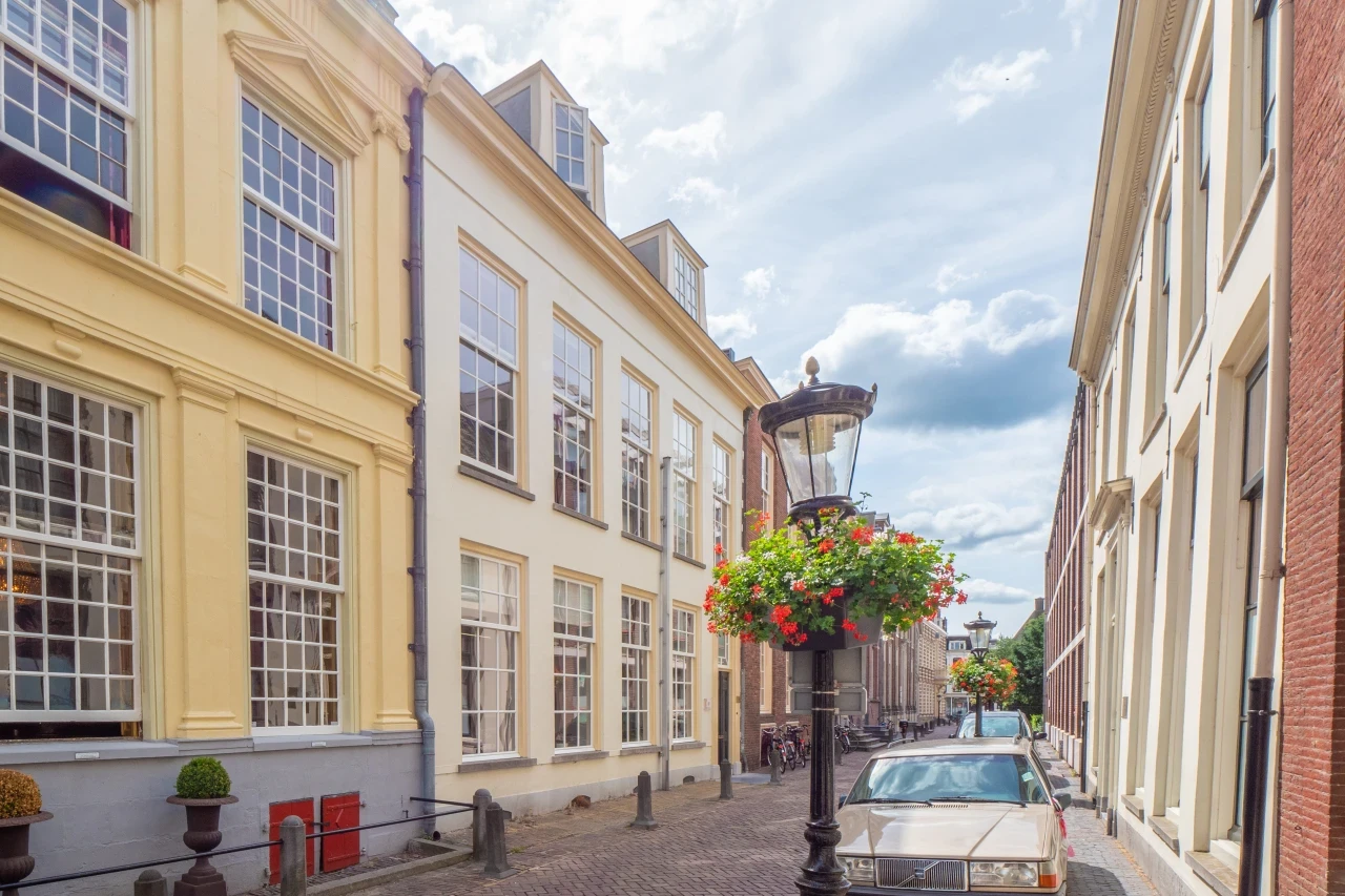 Foto gemaakt vanuit een zonovergoten straat van de Connection SGGZ afkickkliniek in Utrecht.