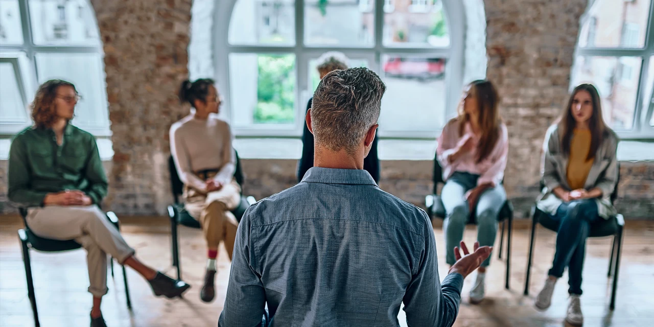 HKZ-certificering: groepssessie met behandelaar en deelnemers in kringgesprek.