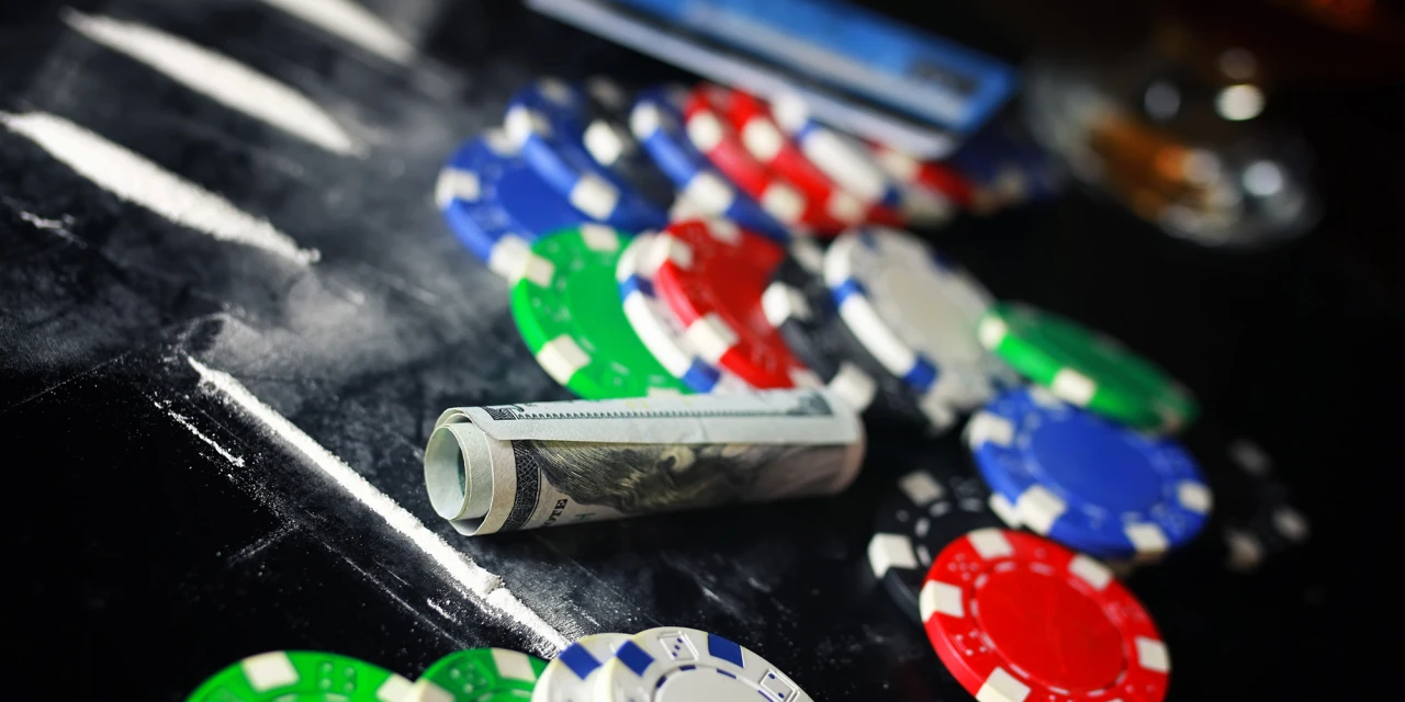 Pokerfiches, geld en lijnen wit poeder, dit is gokken in combinatie met cocaïne.