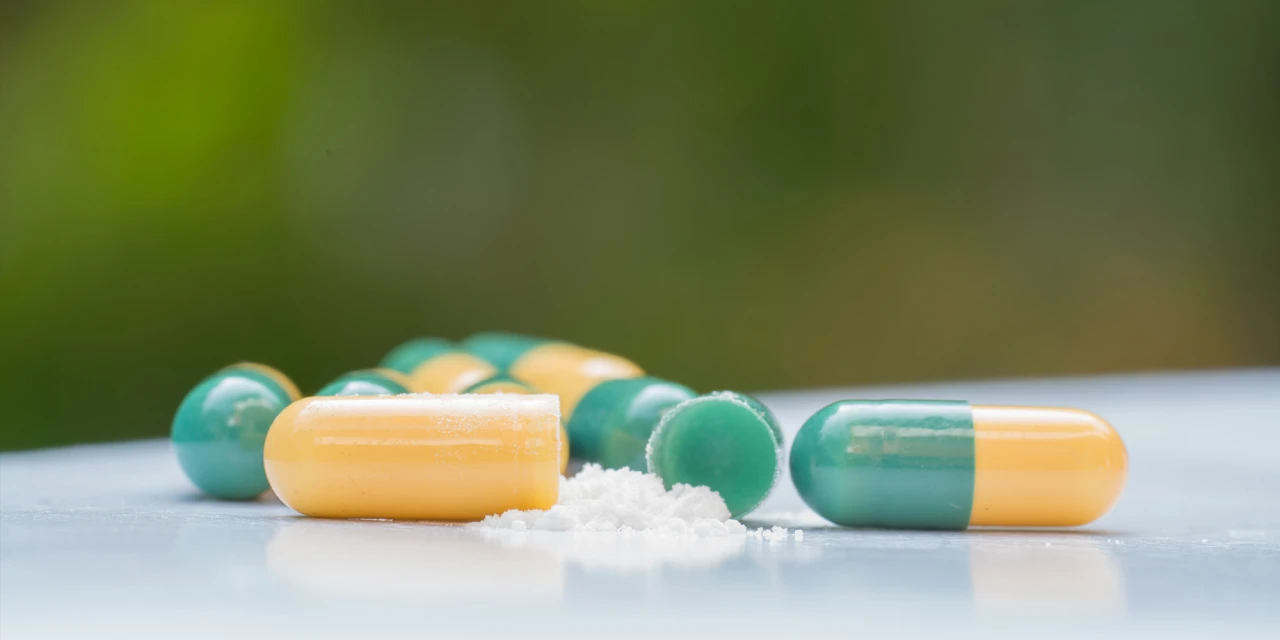 Geopende capsules met poeder van tramadol op tafel.