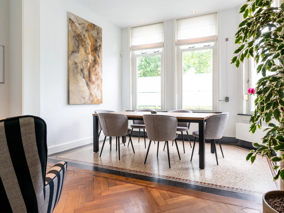 afkickkliniek-fazantlaan-vergaderruimte Vergaderruimte van de individueel ambulante locatie van Connection SGGZ, met een tafel en stoelen.