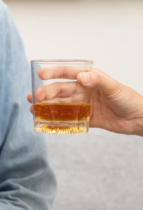 Persoon weigert alcoholisch drankje als stap naar stoppen met alcohol.