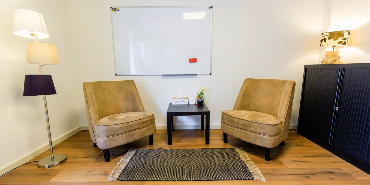 Gespreksruimte met twee stoelen in afkickkliniek Meerlo.
