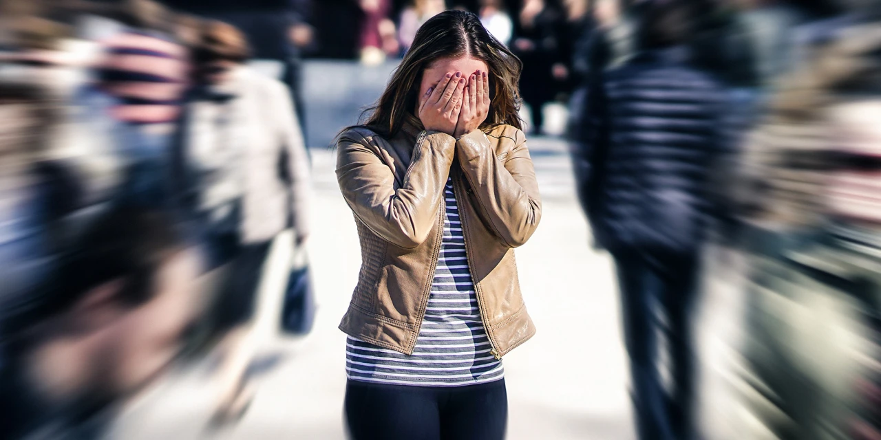 Vrouw bedekt gezicht in drukke straat symbool voor afkicken van coke.