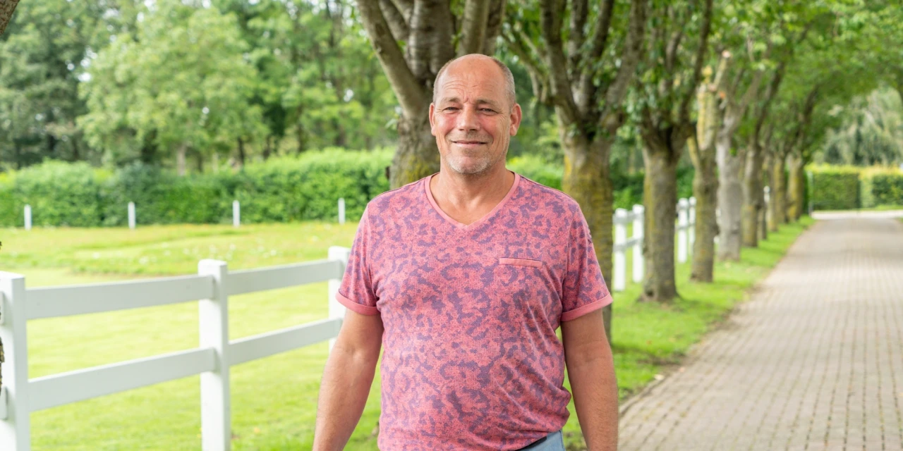 Edwin vertelt zijn herstelverhaal op de oprijlaan van de afkickkliniek van Connection SGGZ in Meerlo.