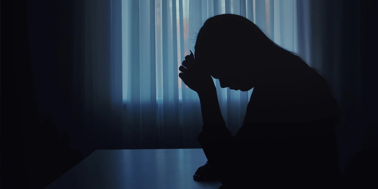 Persoon worstelt in eenzaamheid met cocaïne roken en cocaïne basen.