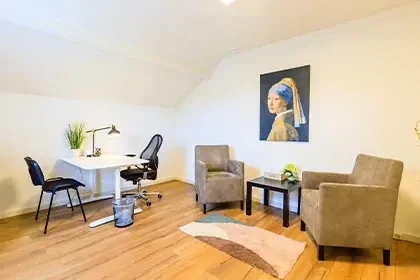 meerlo-behandelkamer Huiselijk ingerichte behandelkamer van Connection SGGZ in Meerlo met twee fauteuils en een werkplek.