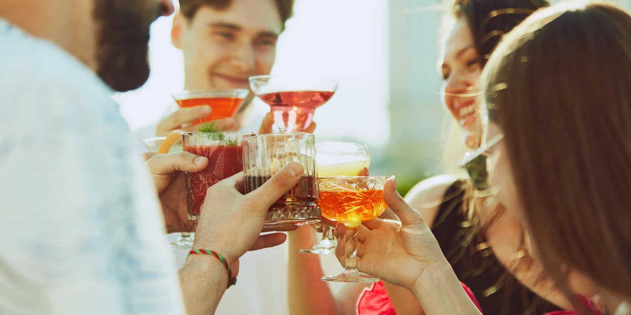 jongeren-feest-alcohol-proosten-sociale-druk