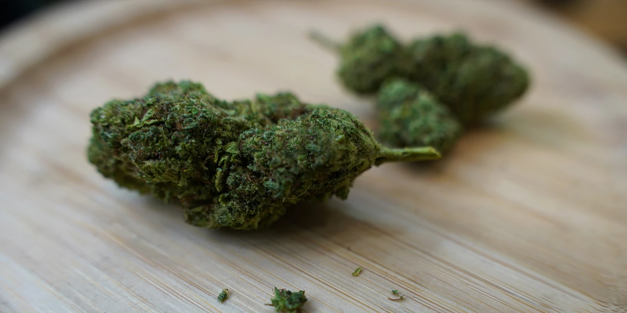 Close-up van cannabis toppen op houten oppervlak.