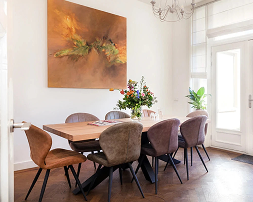 Afkickkliniek Eindhoven hoofdkantoor met stijlvolle tafel.