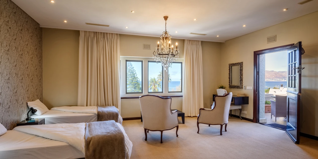 Comfortabele kamer met balkon in afkickkliniek Zuid-Afrika.