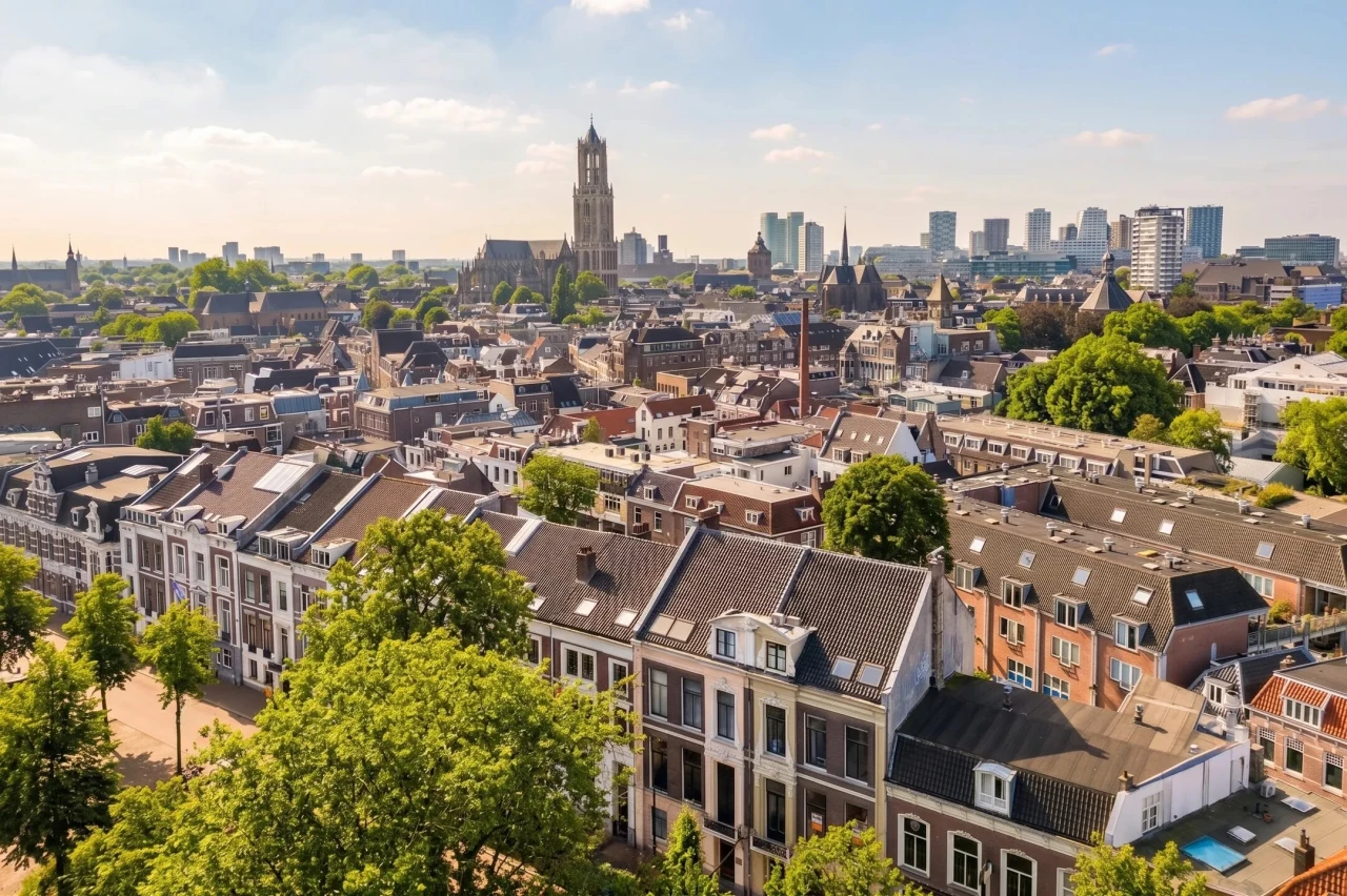 Uitzicht over Utrecht met de Domtoren, waar Connection SGGZ een locatie heeft aan het Lucasbolwerk.