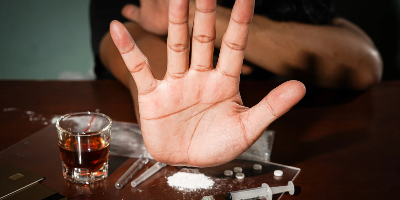 Hand zegt stop bij drugs en kiest bewust voor stoppen met drugs.