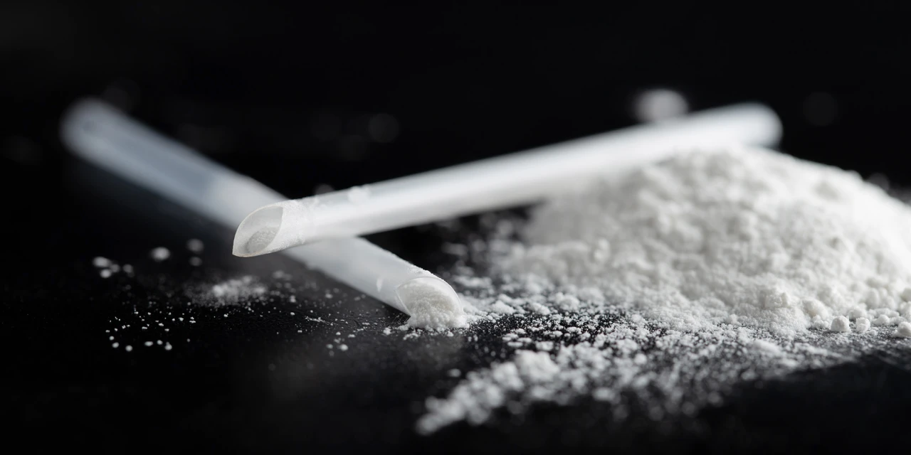 Wat is ketamine in poedervorm en hoe wordt het gebruikt in recreatieve contexten?