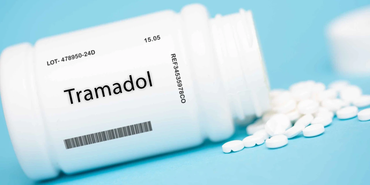 Tramadol fles met pillen op een blauwe achtergrond.