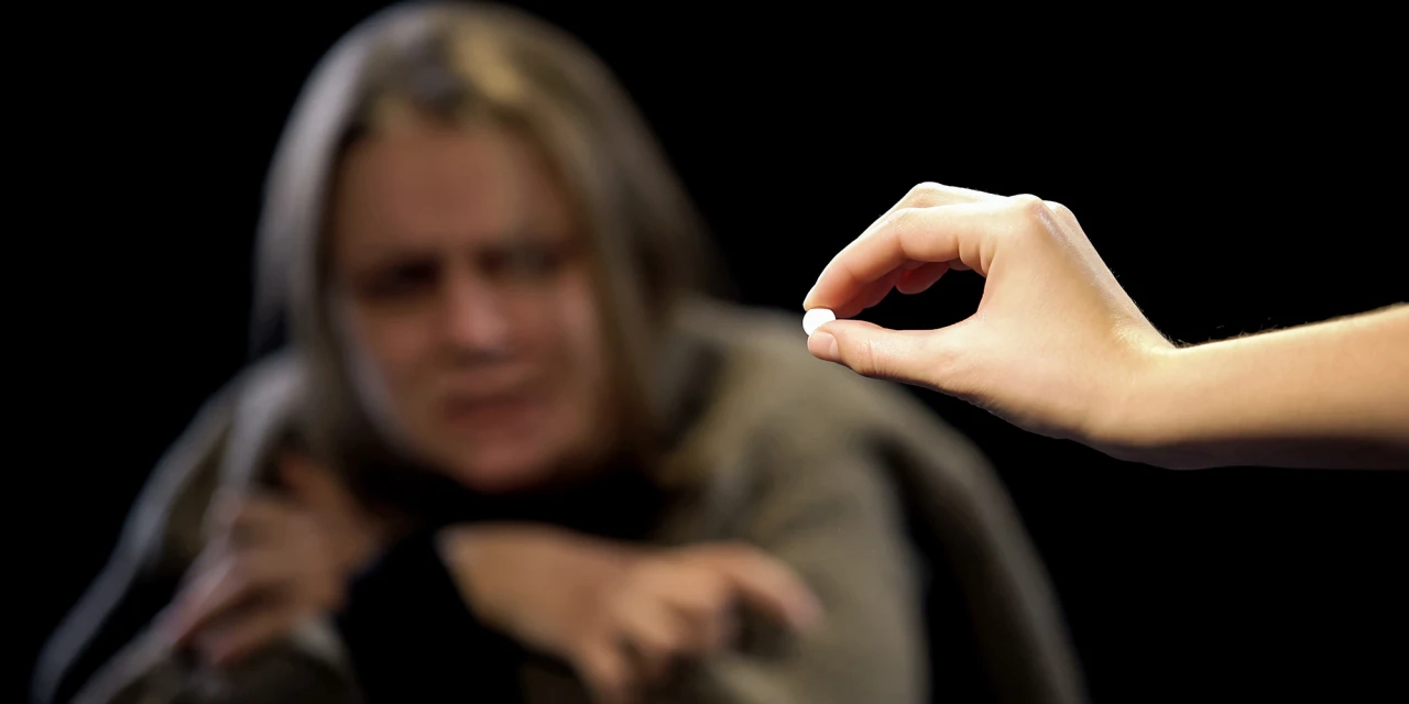 Hand biedt pil aan aan aarzelende persoon op achtergrond.