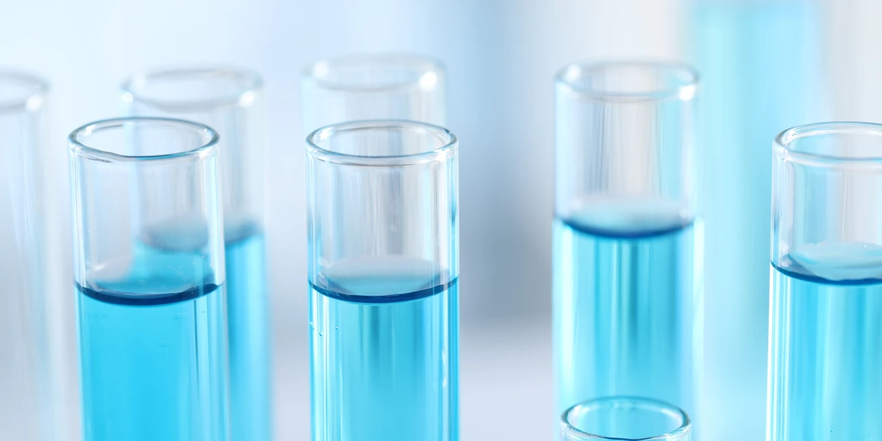 Blauwe buisjes van glas in een ruimte. 