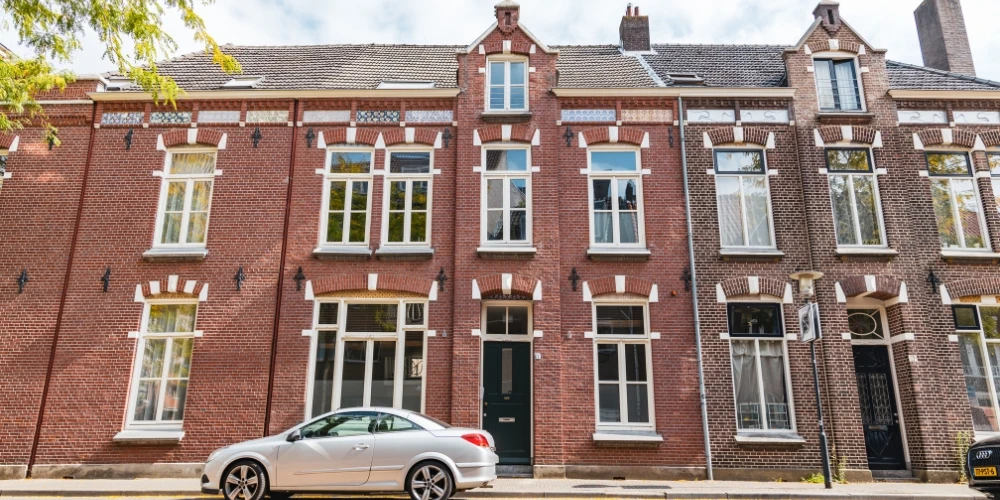 Voorzijde van onze afkickkliniek Eindhoven in rood bakstenen herenpand.