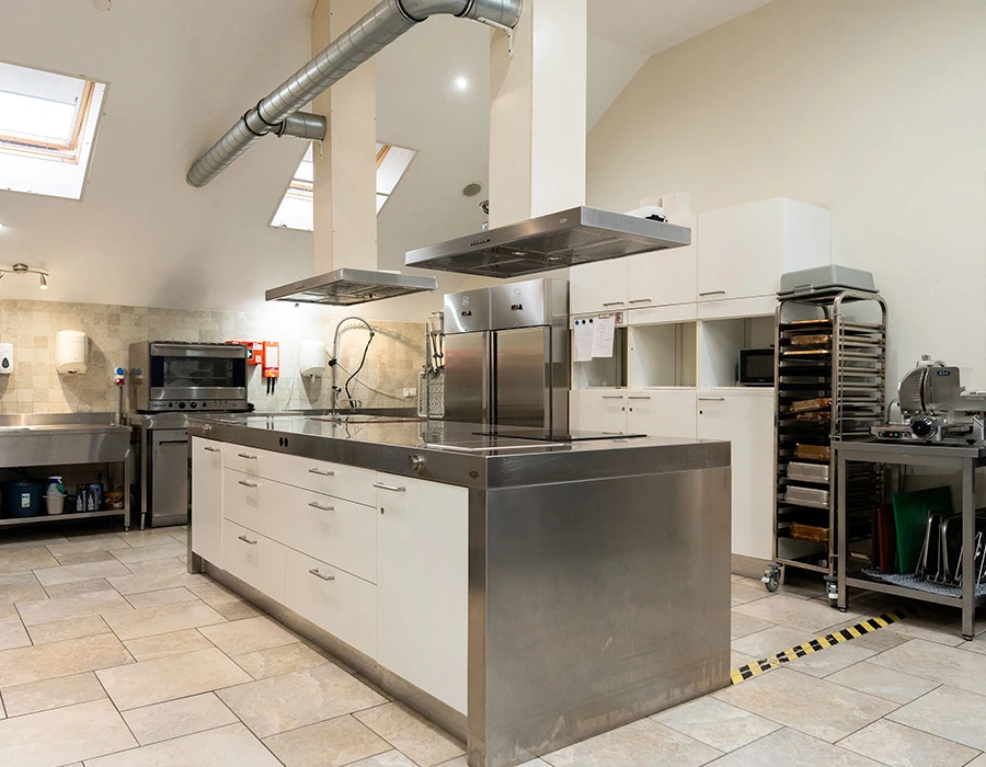 Keuken van afkickkliniek Meerlo met moderne kookruimte.