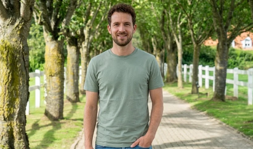 Bob vertelt zijn herstelverhaal op de oprijlaan van de afkickkliniek van Connection SGGZ in Meerlo.