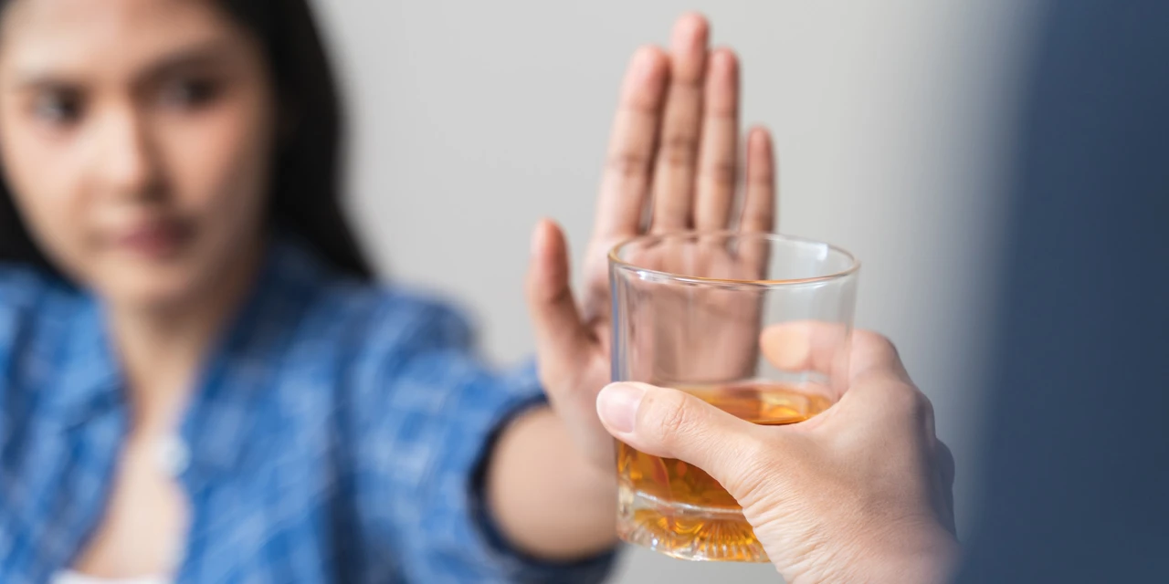 Vrouw weigert glas whisky en doorbreekt beeld van functionerende alcoholist.