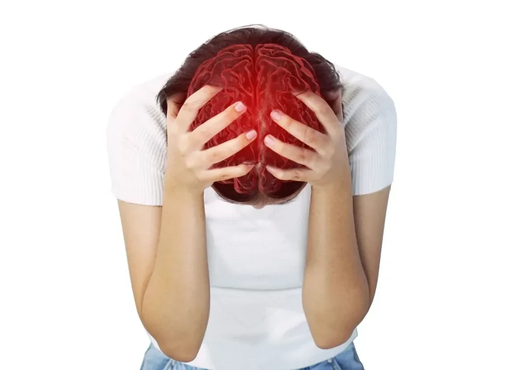 Persoon met handen op het hoofd, naar beneden kijkend, waarbij de hersenen in het rood zichtbaar zijn.