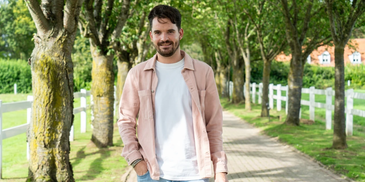 Bart vertelt zijn herstelverhaal op de oprijlaan van de afkickkliniek van Connection SGGZ in Meerlo.