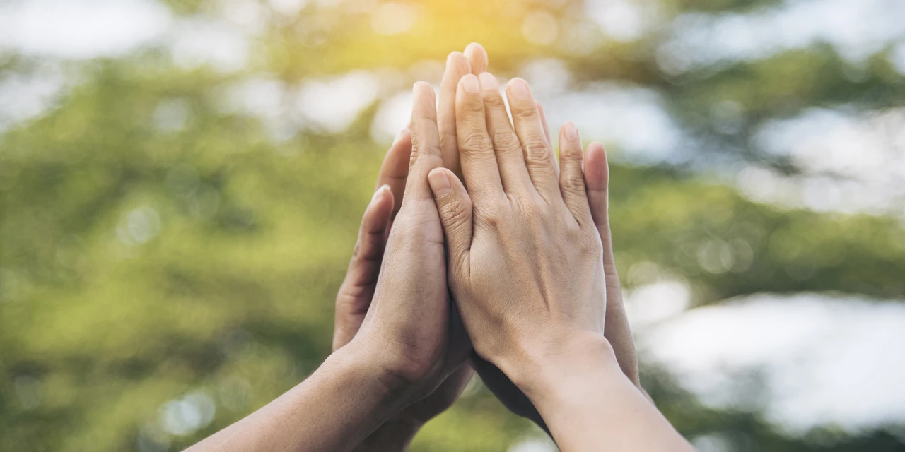 Menzis vergoeding voor verslavingszorg met steun en samenwerking tussen mensen.