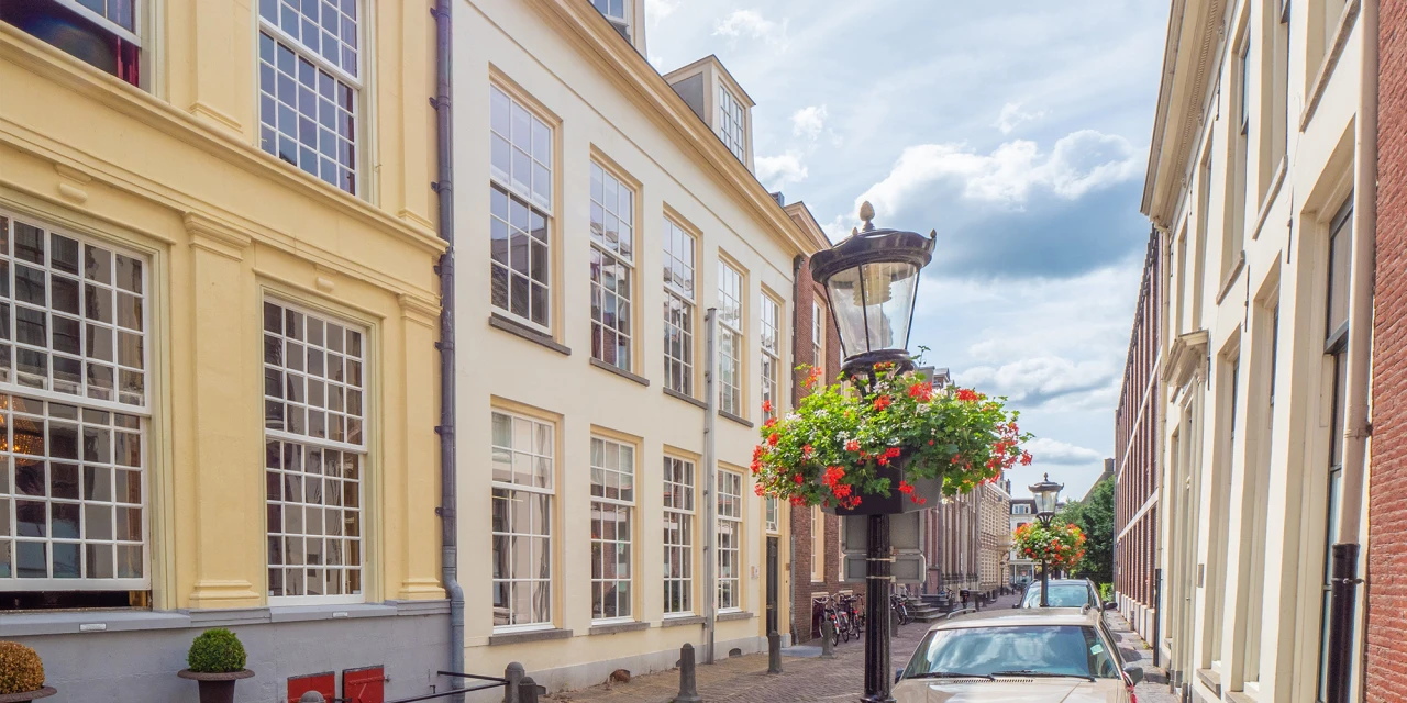 Onze afkickkliniek Utrecht in historische straat met grachtenpandjes.