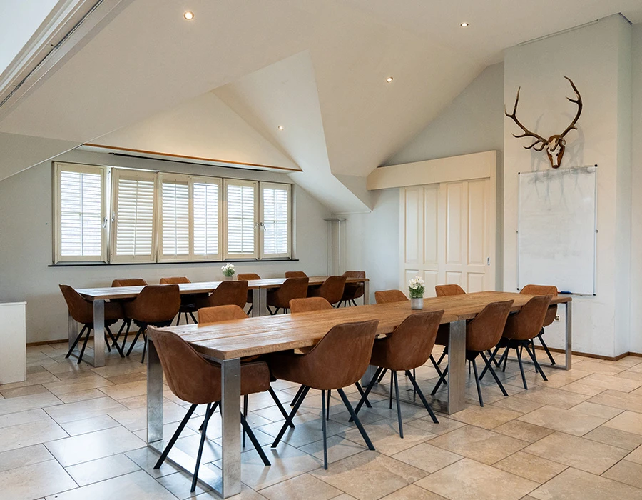 Eetzaal van afkickkliniek Meerlo met rustige sfeer en moderne inrichting.