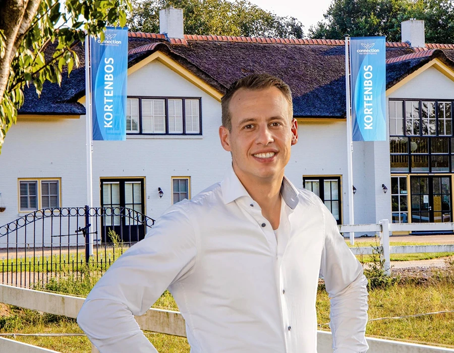 Hjalmar staat voor de kliniek die hij heeft opgericht.