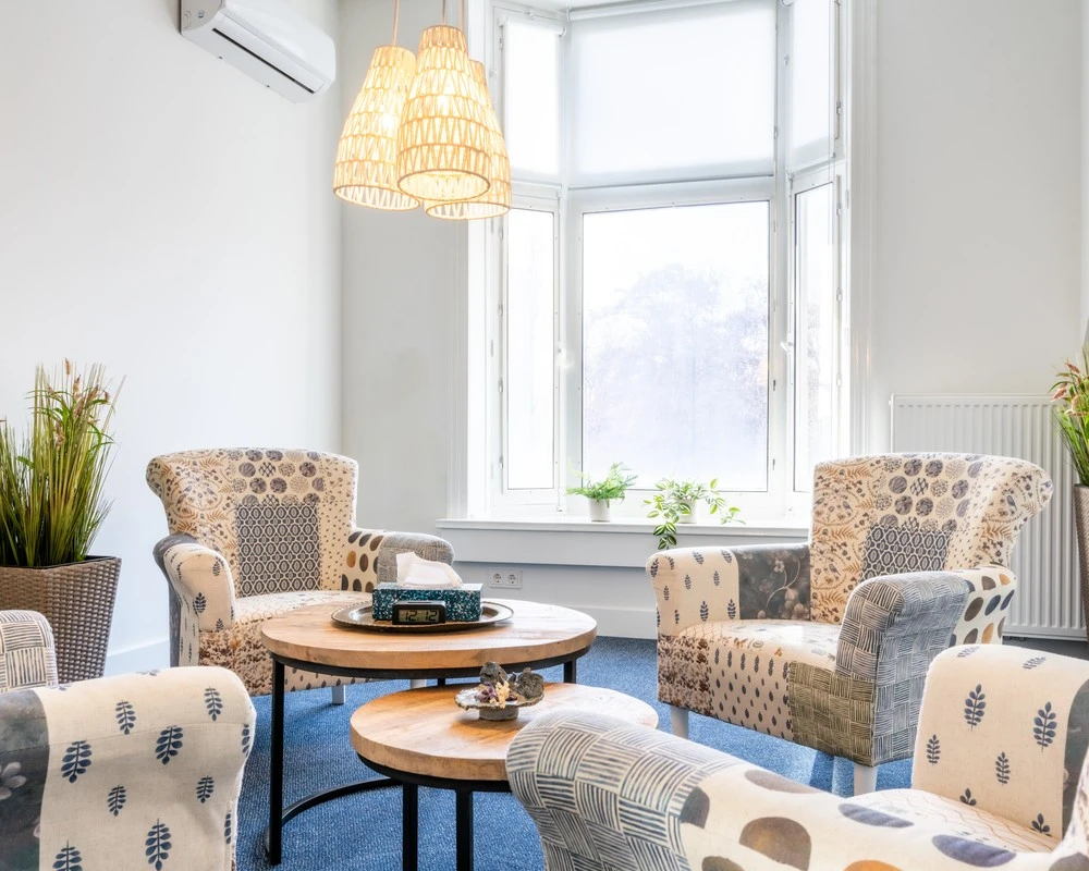 Gespreksruimte met comfortabele fauteuils in afkickkliniek Eindhoven.