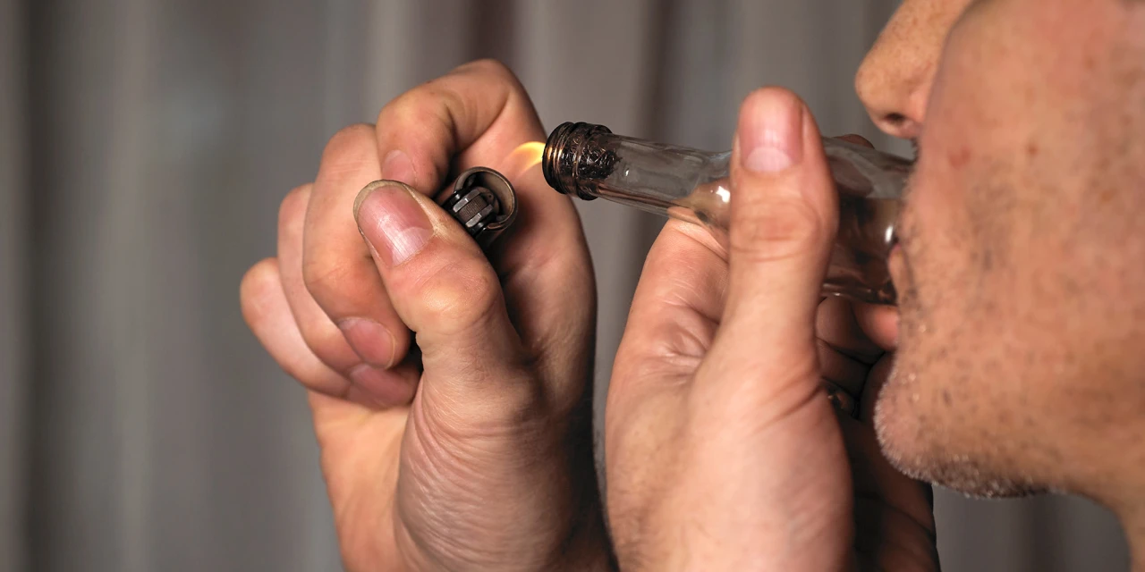 Man steekt glazen pijp aan en gebruikt deze. Wat is coke?
