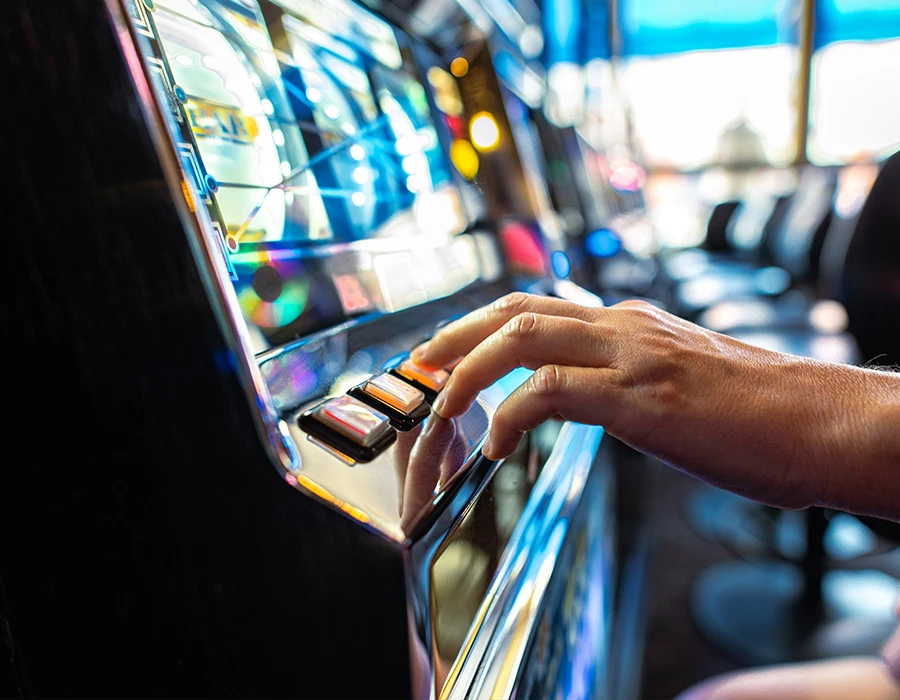 Hand die fruitmachine bedient. Waarom word je gokverslaafd in het casino?