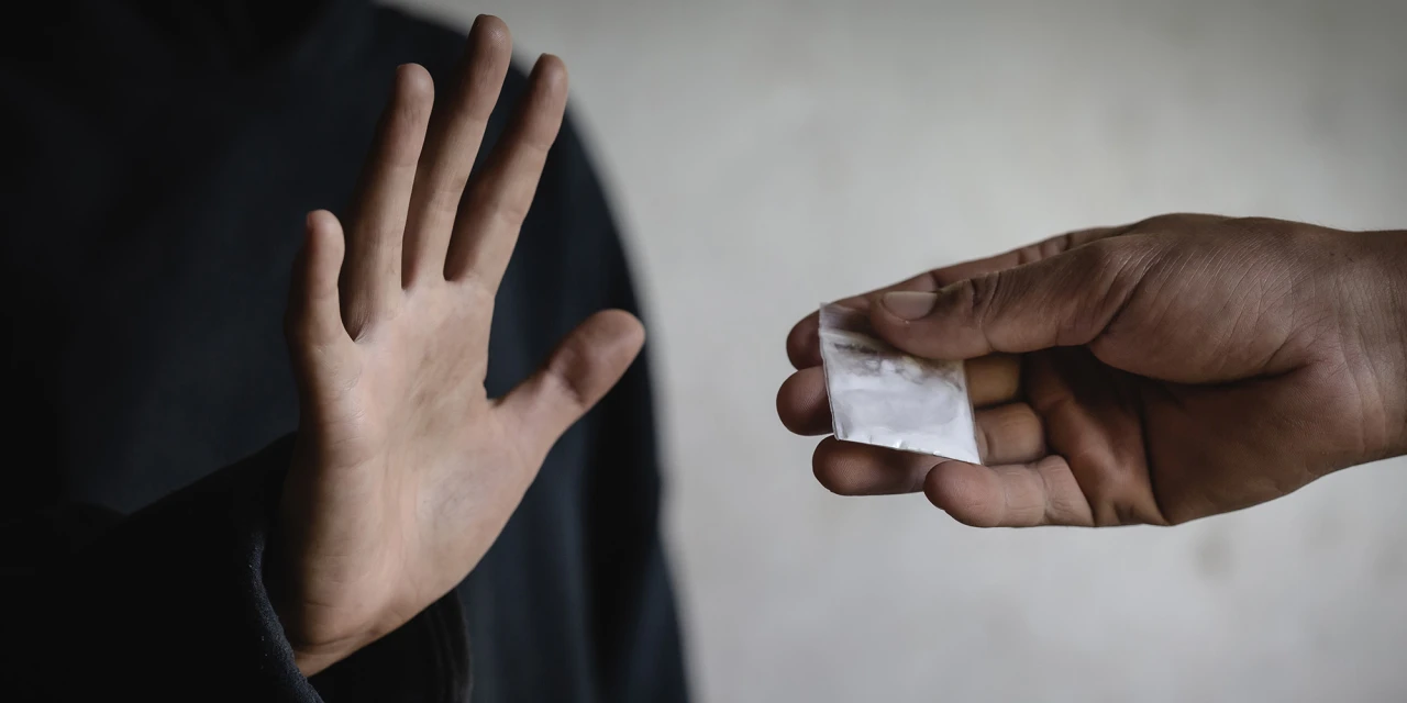 Hand weigert ketamine aanbod bij stoppen met ketamine.