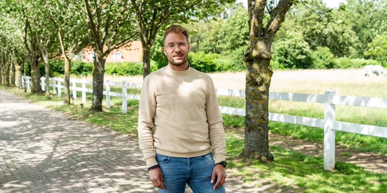 Rob vertelt zijn herstelverhaal op de oprijlaan van de afkickkliniek van Connection SGGZ in Meerlo.