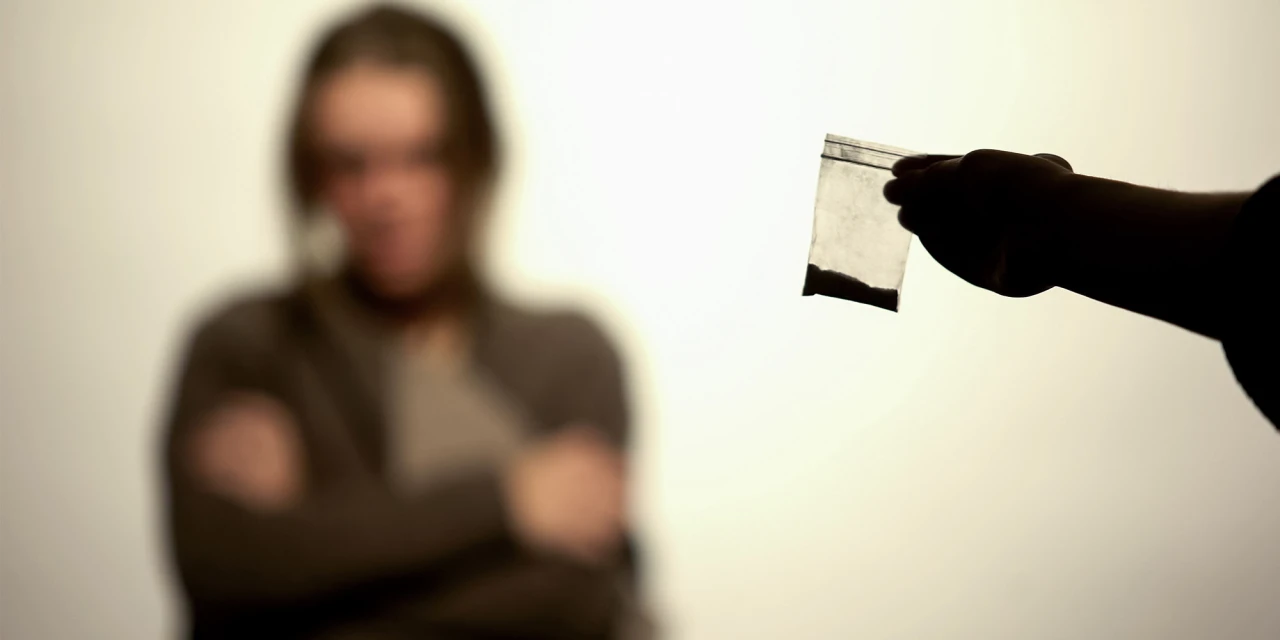 Iemand krijgt hulp bij verslaving terwijl drugs aangeboden worden.
