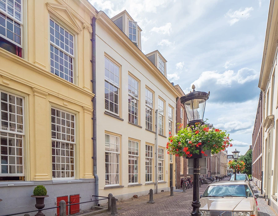Afkickkliniek Utrecht in rustige straat met historische panden en groene omgeving.