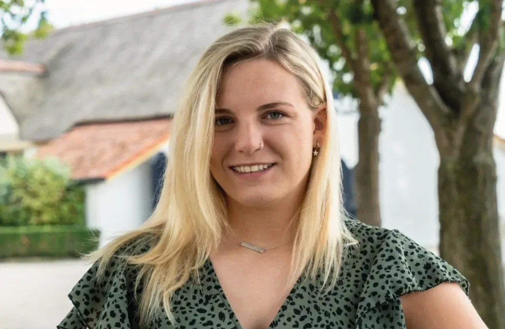 herstelverhaal-linda Linda vertelt haar herstelverhaal terwijl ze voor afkickkliniek Meerlo staat.