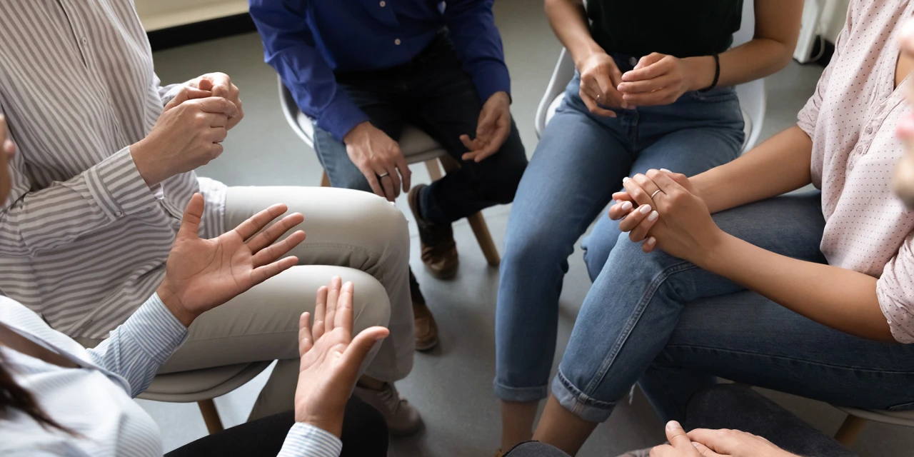 Groep mensen in gesprek over kwaliteitsstatuut.