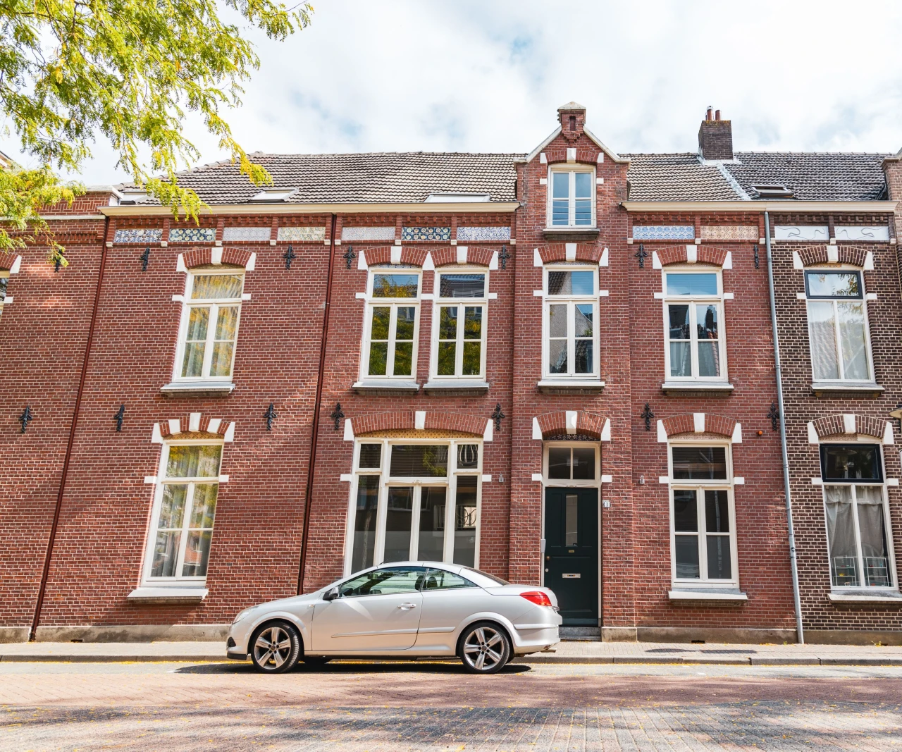 Voorzijde van onze afkickkliniek Eindhoven in rood bakstenen herenpand.